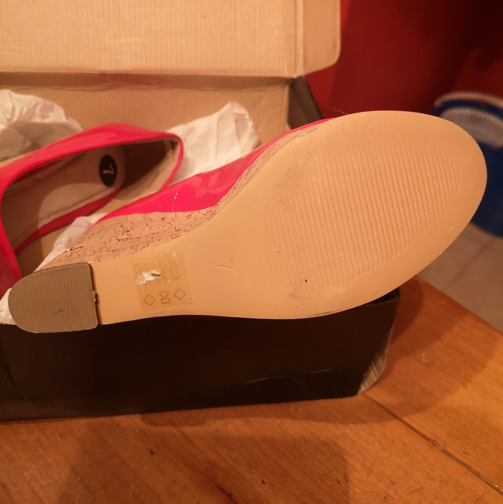 NEW ☀️☀️ Red Wedge Shoes - Picture 5 of 6
